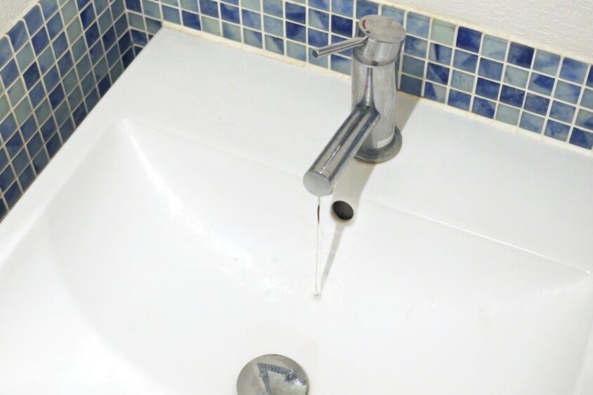 水を流している洗面台