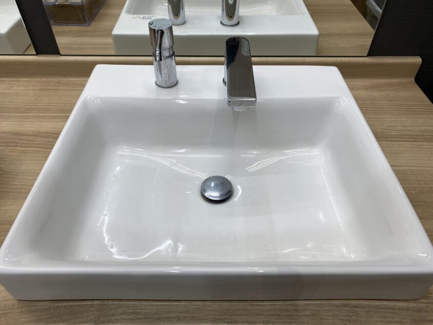 陶器の洗面台