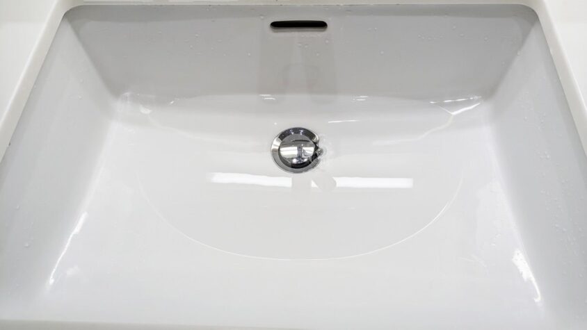 広くて真っ白な洗面ボウル