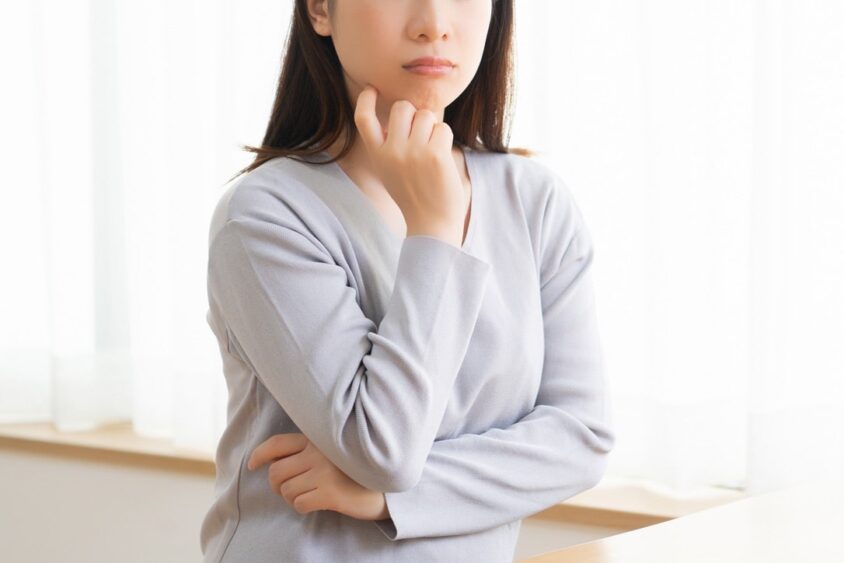 女性が腕を組んでいる様子