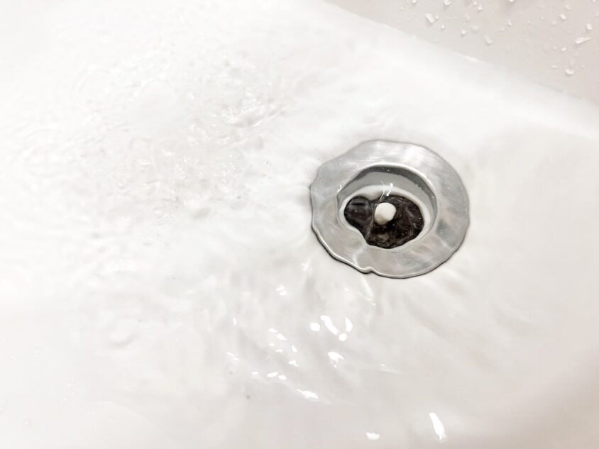 水が溜まっている洗面台