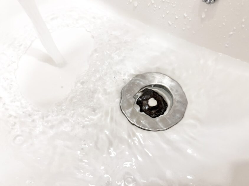 洗面台の排水口に水が溜まっている様子