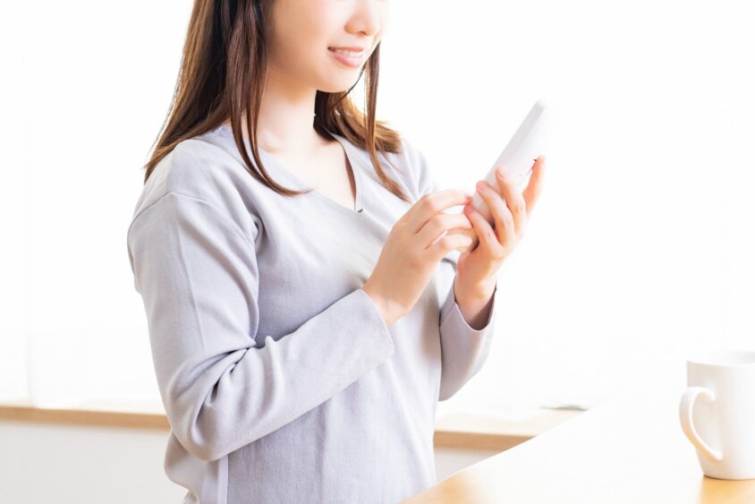 電話をかける若い女性