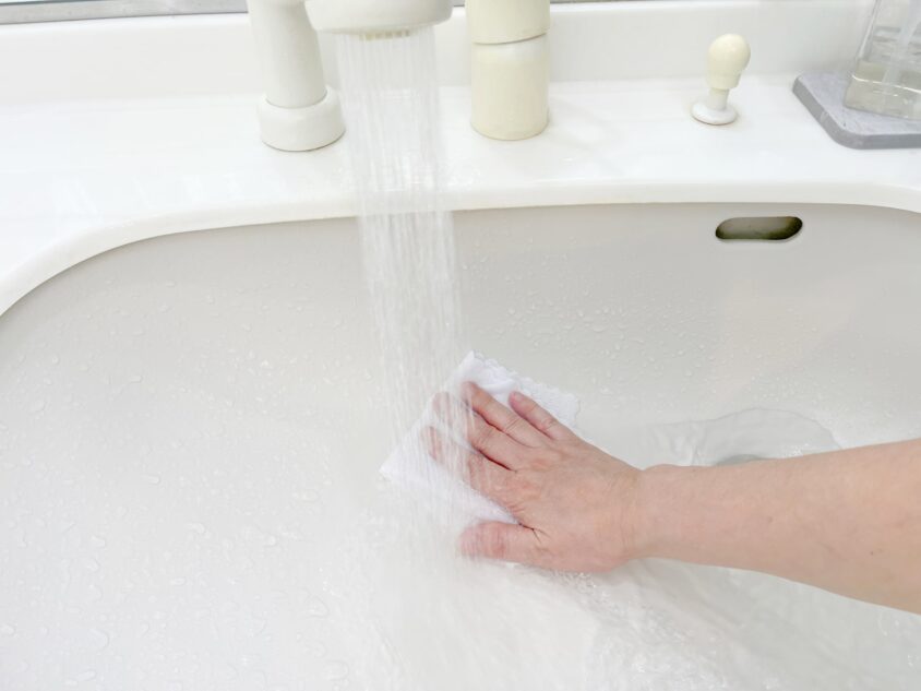 水を流しながら洗面台を洗う様子