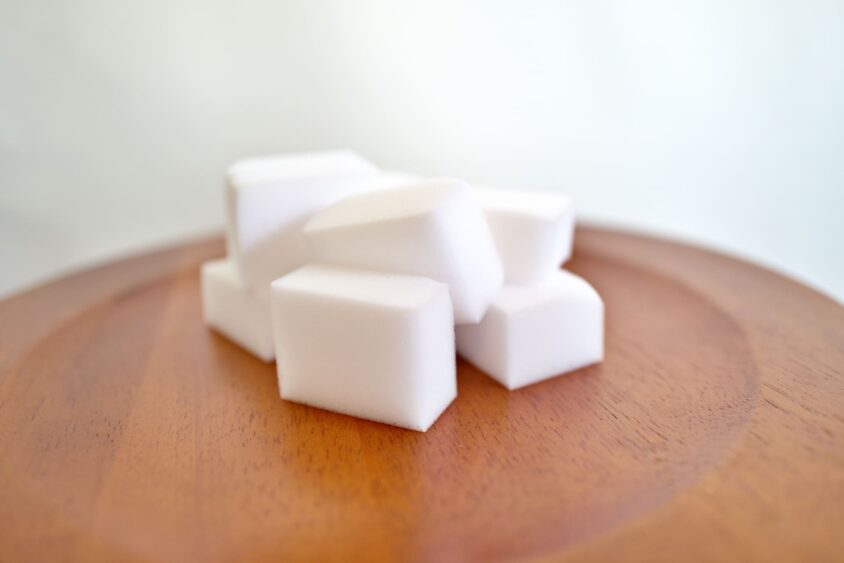 木製の台に置かれたメラミンスポンジ