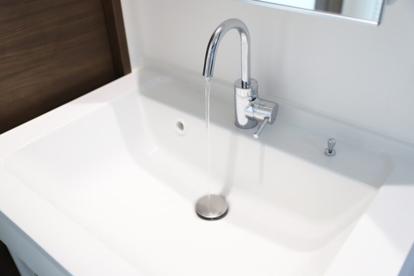 水を流している白い洗面台