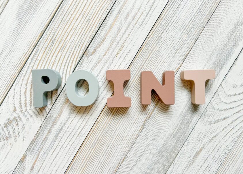 POINTと書かれた木製の文字