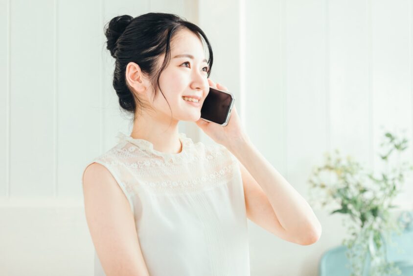 スマホで通話中の若い女性
