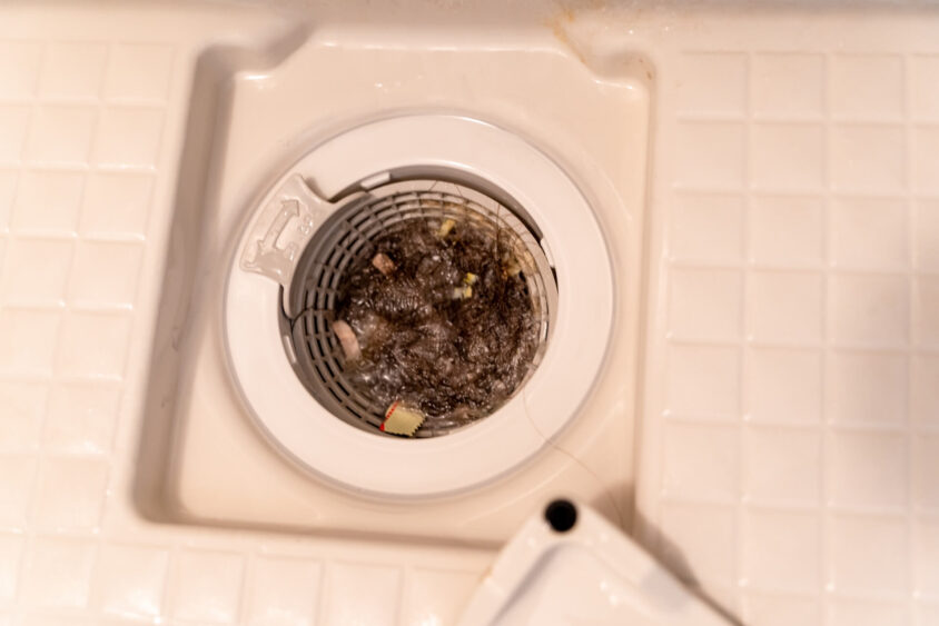 お風呂の排水口にできたヘドロ状の汚れを落としたい！原因や掃除・予防の方法は？