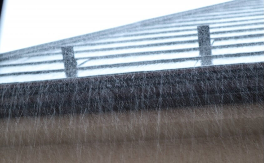 スレート屋根 雨 イメージ画像