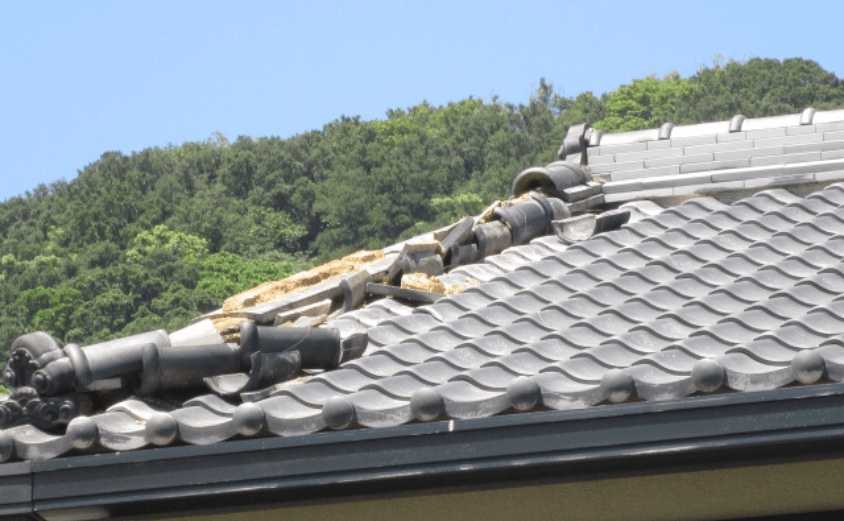 自然災害で壊れた瓦屋根の棟
