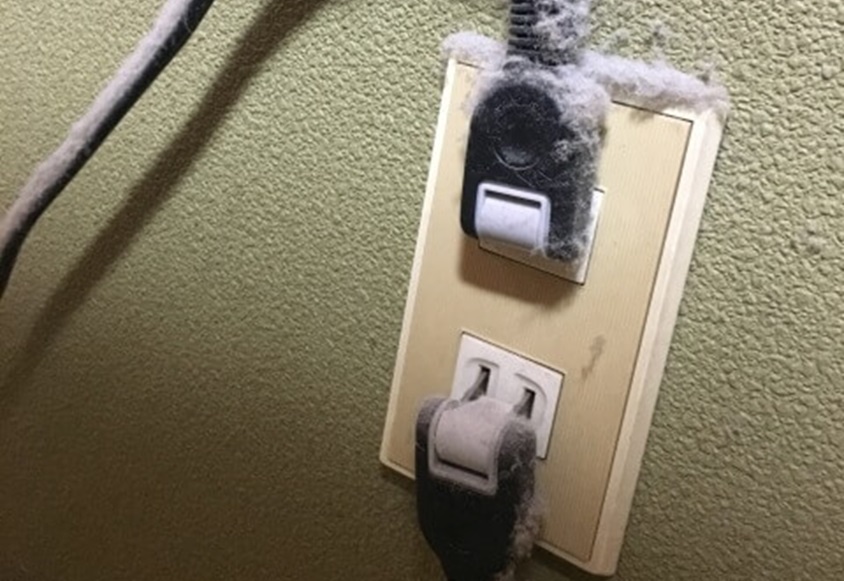 コンセントにホコリ