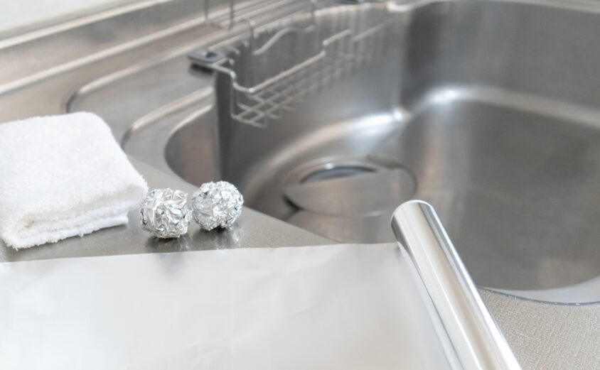 アルミホイルを丸めたもの