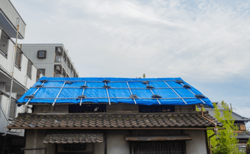 ブルーシート 瓦屋根 雨漏り