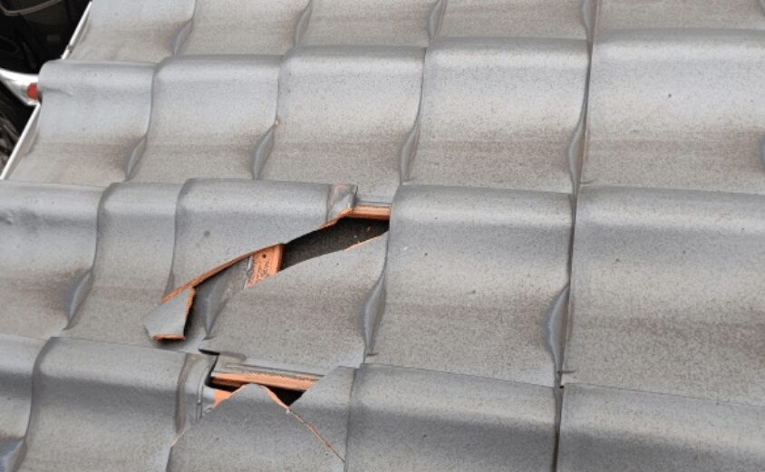 割れ 瓦屋根 雨漏り