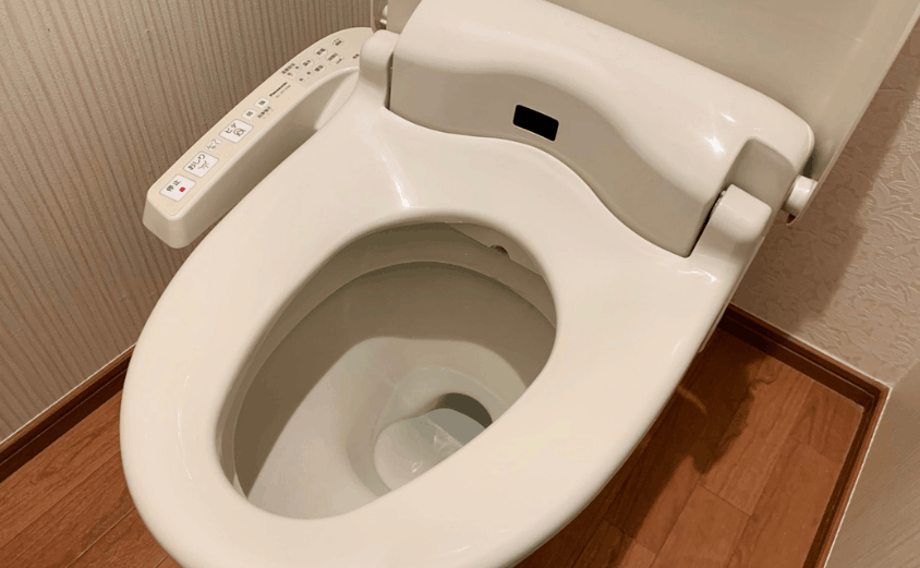 ウォシュレットから床に水漏れする原因は?応急処置・修理方法・費用相場まで解説