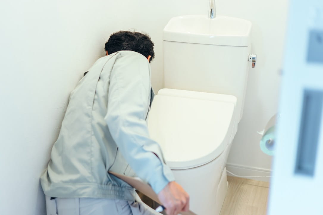 トイレの床の水漏れが解決しない場合は業者に相談
