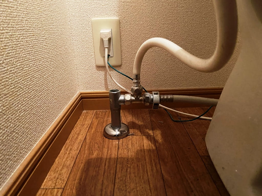 トイレが溢れそう！水が引かないときの応急処置