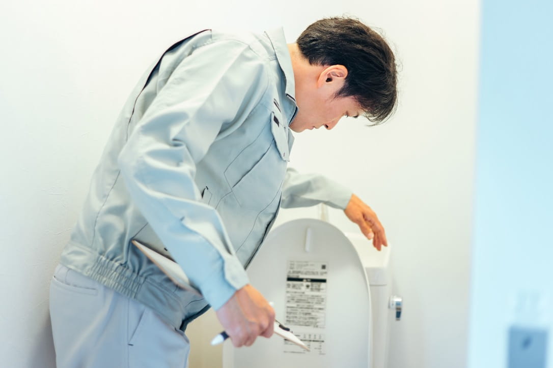トイレ詰まりで水が引かず溢れそうな場合は業者への依頼が安心