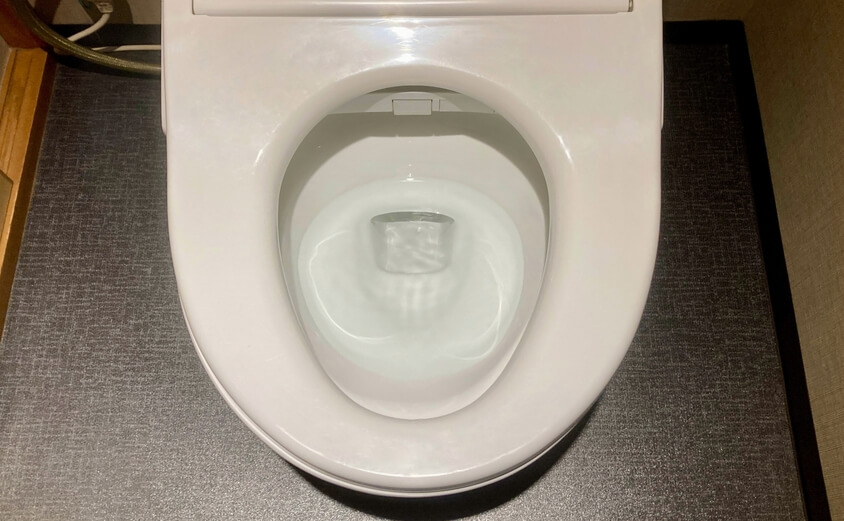 トイレに水に溶けないものがトイレに詰まった場合の解消法