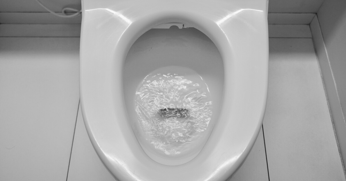 トイレの詰まりはお湯で解消できる？効果的な対処法や注意点を解説